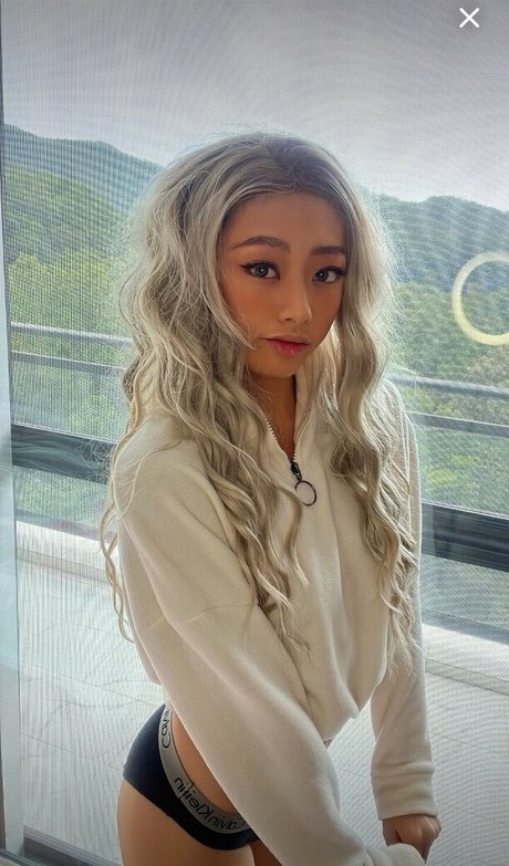 Naakte gelekte OnlyFans-foto van Ari Lee