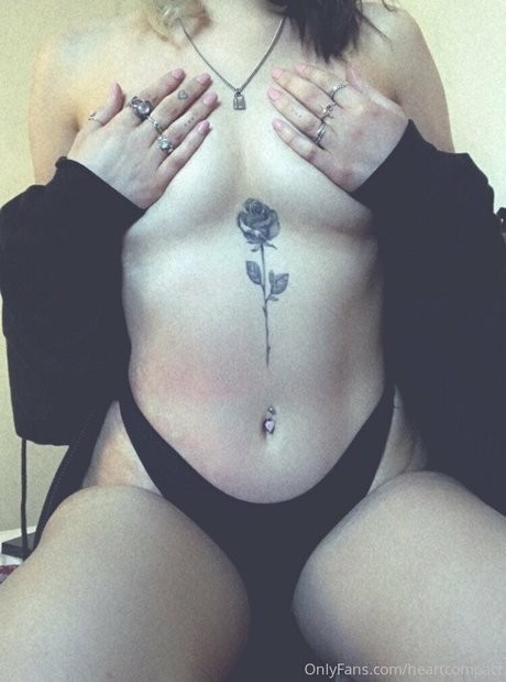 Alaston vuotanut OnlyFans-kuva Heartcompact
