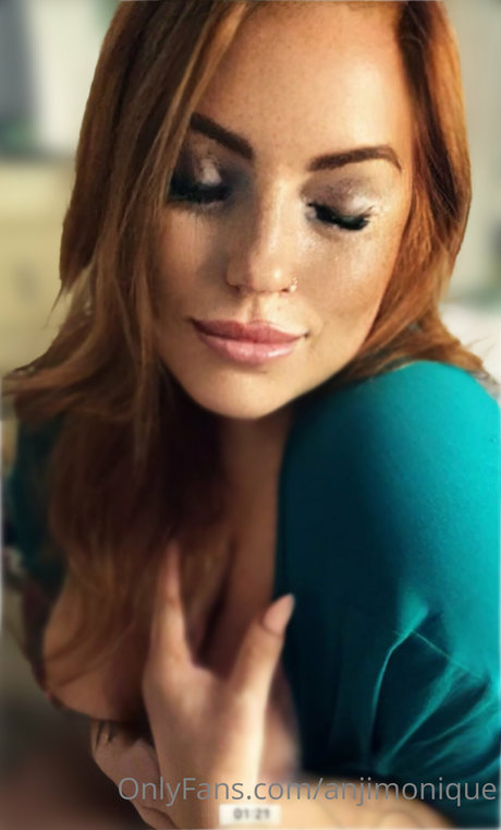 Nahá fotka uniklých OnlyFans od Anji Monique