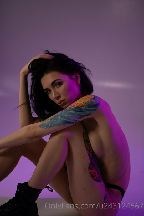 Naken lekkede OnlyFans-bilde av Mika Davis