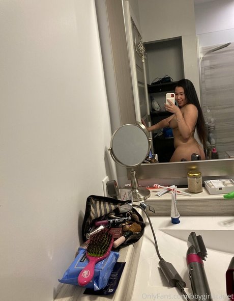 Naakte gelekte OnlyFans-foto van Scarlet Lee
