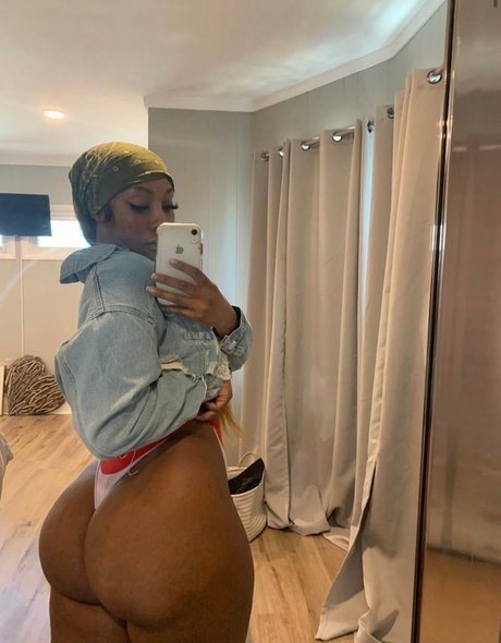 Nahá fotka uniklých OnlyFans od Sobomb
