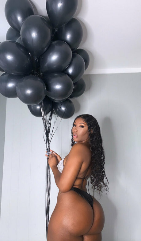 Nahá fotka uniklých OnlyFans od Sobomb