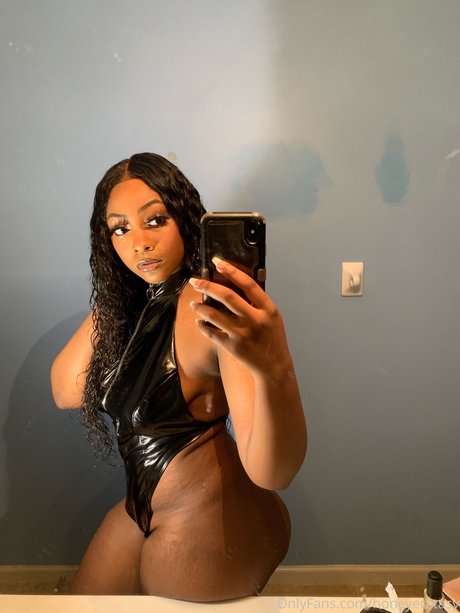 Nahá fotka uniklých OnlyFans od Honey Ectasy