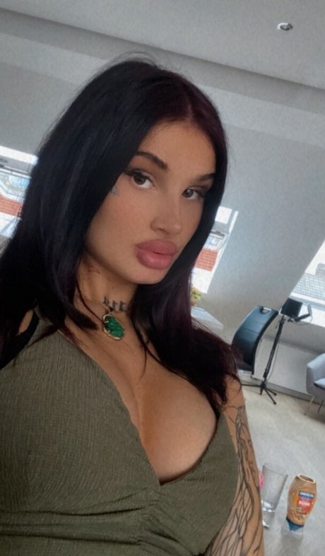 Naken läckt OnlyFans-bild av Badgybaby
