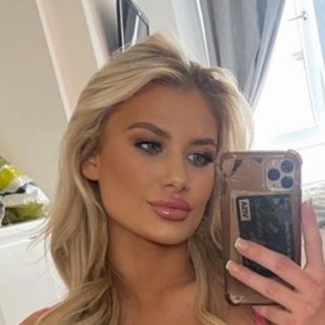 Naakte gelekte OnlyFans-foto van Emma Lonsdale