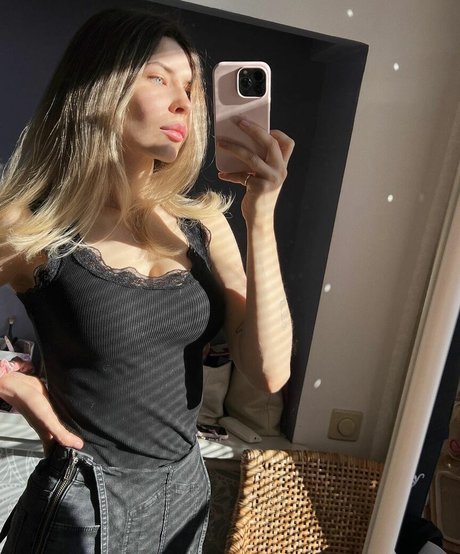 Naken lekkede OnlyFans-bilde av Ninaloudlemon