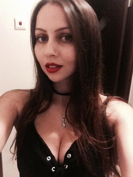 Nøgent lækket OnlyFans-billede af Jennie Naz