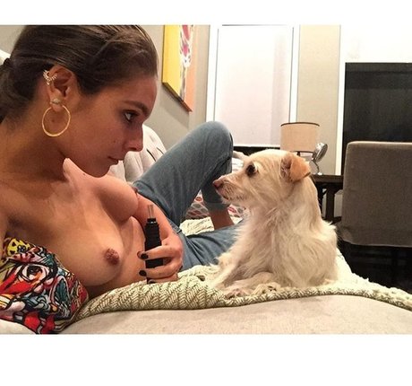 Nøgent lækket OnlyFans-billede af Caitlin Stasey