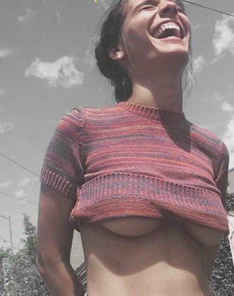 Naakte gelekte OnlyFans-foto van Caitlin Stasey