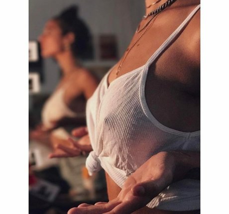 Nøgent lækket OnlyFans-billede af Caitlin Stasey