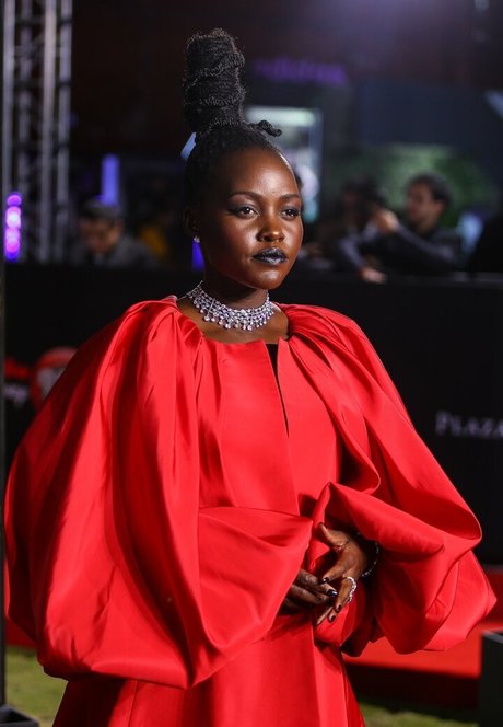 Naakte gelekte OnlyFans-foto van Lupita Nyongo