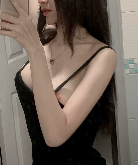Naken läckt OnlyFans-bild av Hwanyen