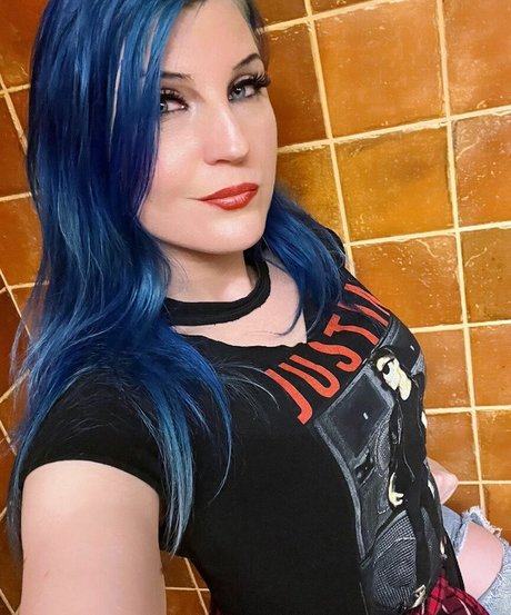 Alasti lekkinud OnlyFans-i pilt Leva Bates