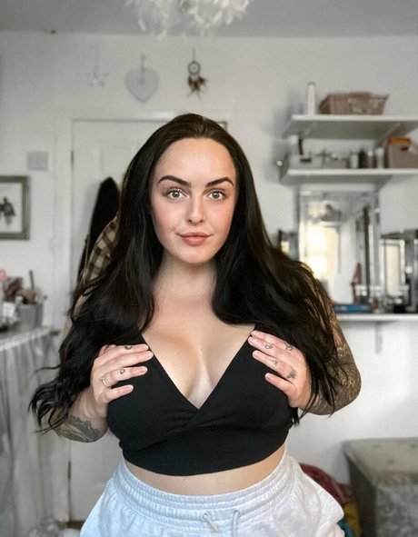 Naken läckt OnlyFans-bild av Missshelbyrae