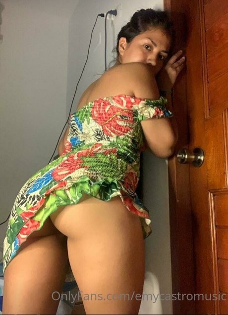 Обнаженная фотография утечки OnlyFans от Emycastromusic