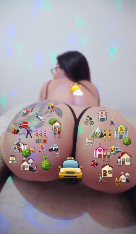 Naakte gelekte OnlyFans-foto van Kau Martini