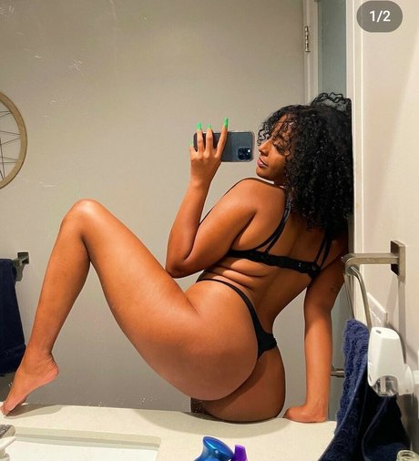 Nacktes geleaktes OnlyFans-Foto von Saturnswrld