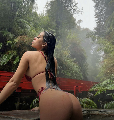 Naakte gelekte OnlyFans-foto van Emilymatutt