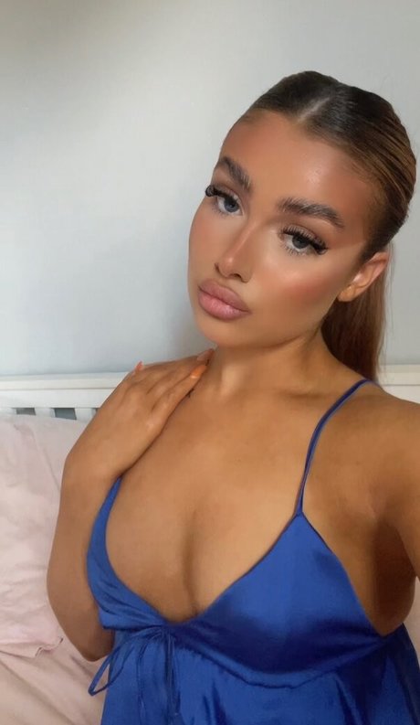 Khloe Hollyoake