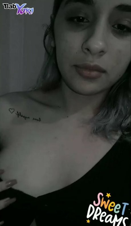 Naakte gelekte OnlyFans-foto van Baby Yuki 01