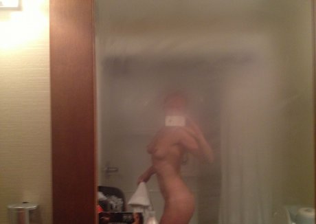 Naken läckt OnlyFans-bild av Emily Begin