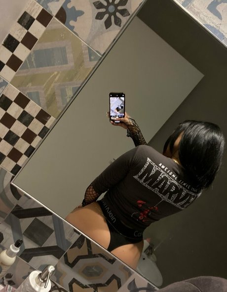 Alaston vuotanut OnlyFans-kuva Morenamore