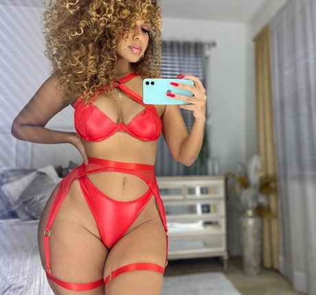 Nahá fotka uniklých OnlyFans od Aisha Thalia