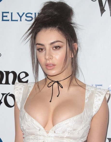Nahá fotka uniklých OnlyFans od Charlie Xcx