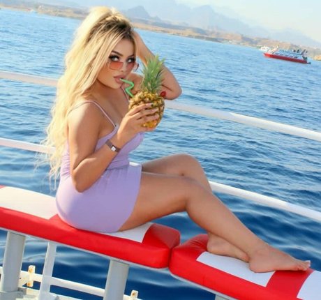 Naakte gelekte OnlyFans-foto van Deli Sana
