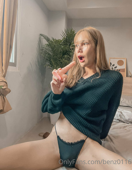 Naken läckt OnlyFans-bild av Benz Sang