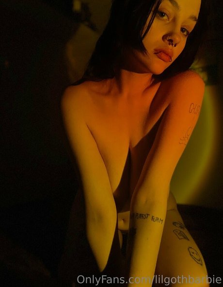 Alaston vuotanut OnlyFans-kuva Lilgothbarbie