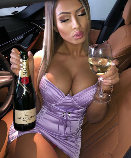 Naken läckt OnlyFans-bild av Vasilka Vazzzlegramm