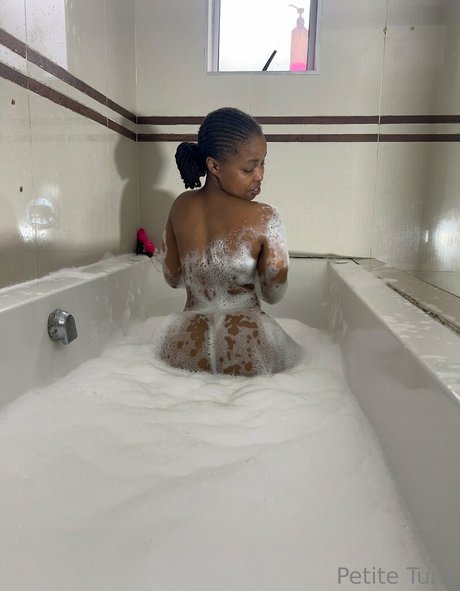 Nacktes geleaktes OnlyFans-Foto von Petitetumi