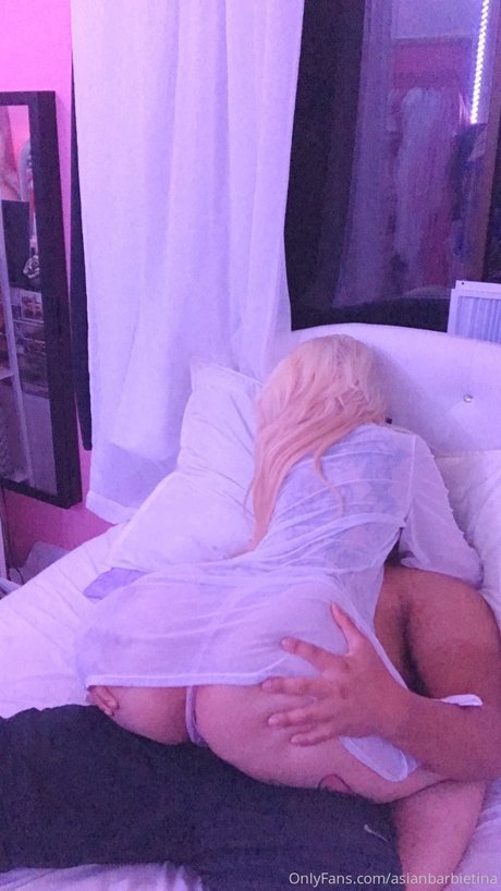Naken läckt OnlyFans-bild av Asian Barbie Tina