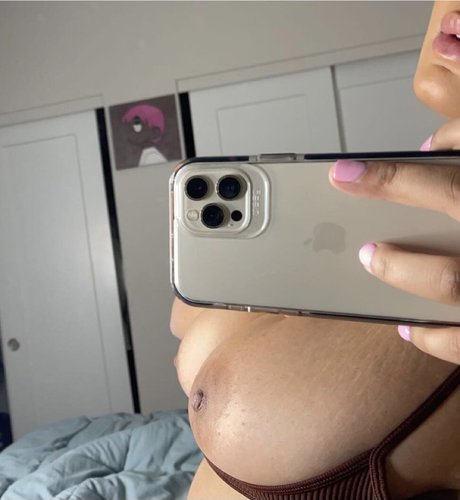 Alaston vuotanut OnlyFans-kuva Laixxx