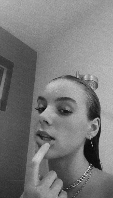 Naakte gelekte OnlyFans-foto van Anna Shumate