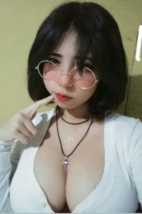 Alaston vuotanut OnlyFans-kuva Aby Dazai