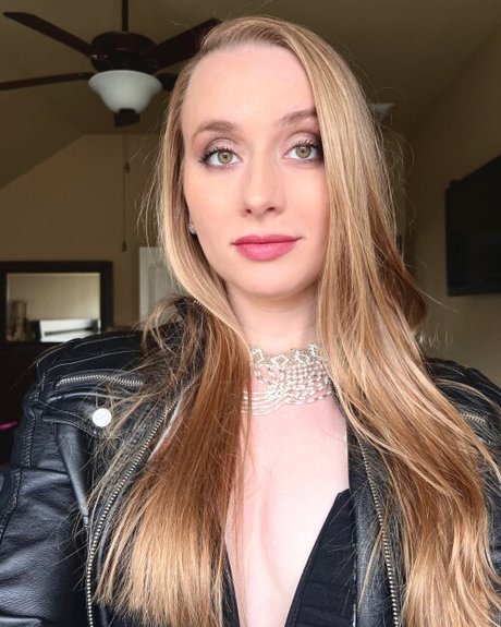 Naakte gelekte OnlyFans-foto van Alanis King