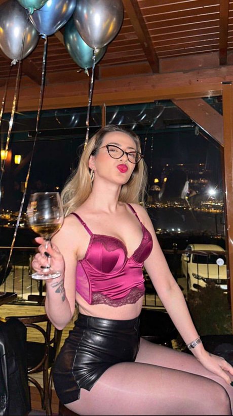 Обнаженная фотография утечки OnlyFans от Oznur Guven