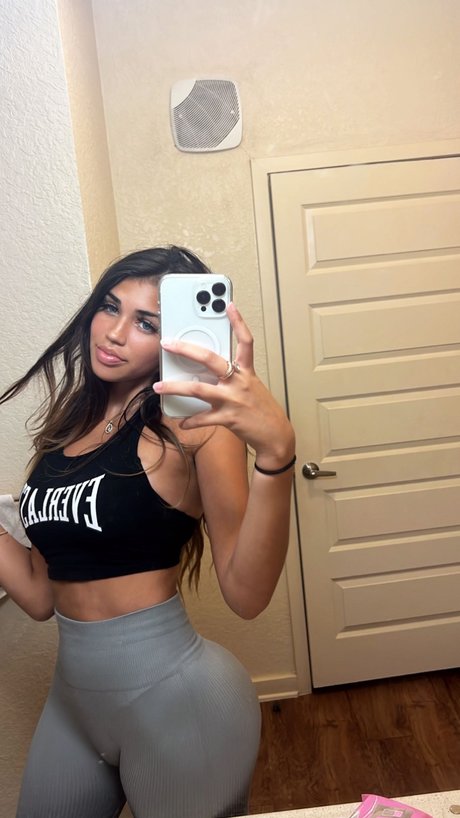 Alasti lekkinud OnlyFans-i pilt Adeline Bri