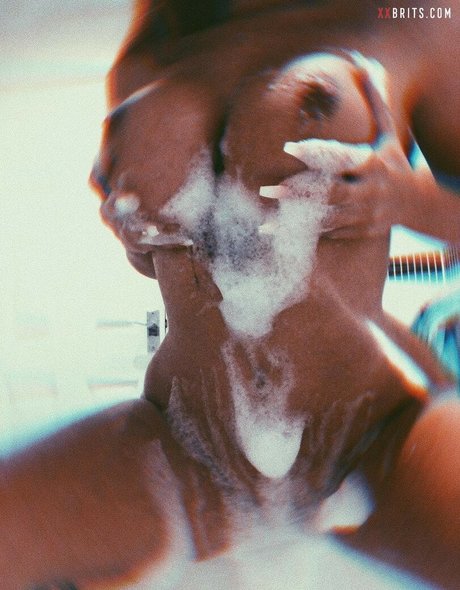 Naken lekkede OnlyFans-bilde av Chloe Elizabeth