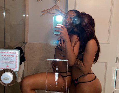 Nahá fotka uniklých OnlyFans od Lola And Moni