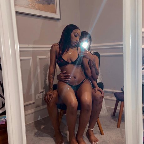Foto di nudo di fuga di OnlyFans di Lola And Moni