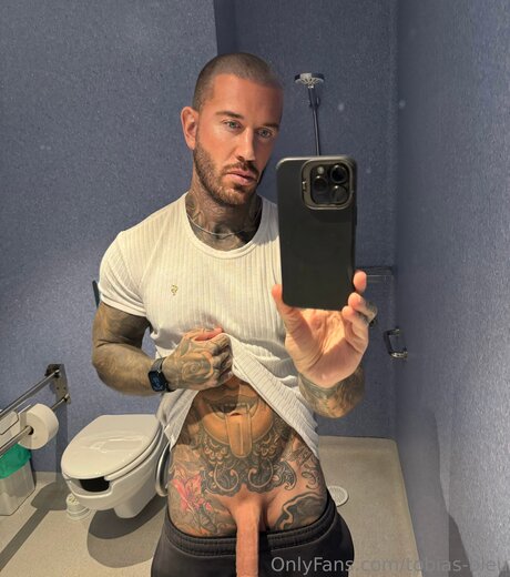 Nahá fotka uniklých OnlyFans od Tobias Bleu