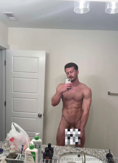Naakte gelekte OnlyFans-foto van Tommyboy280