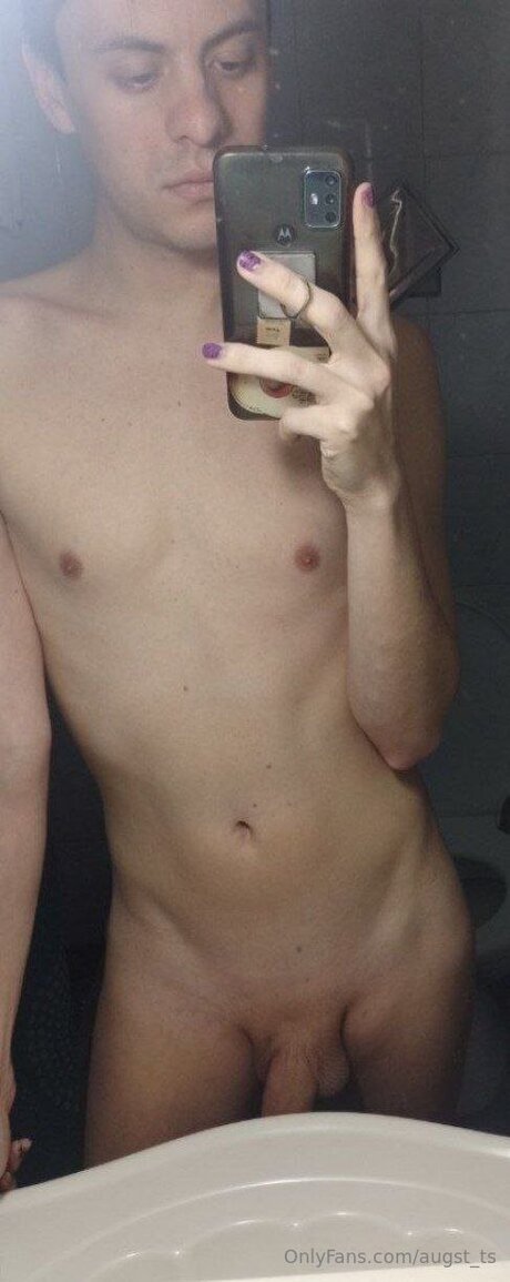 Naakte gelekte OnlyFans-foto van Augst Ts