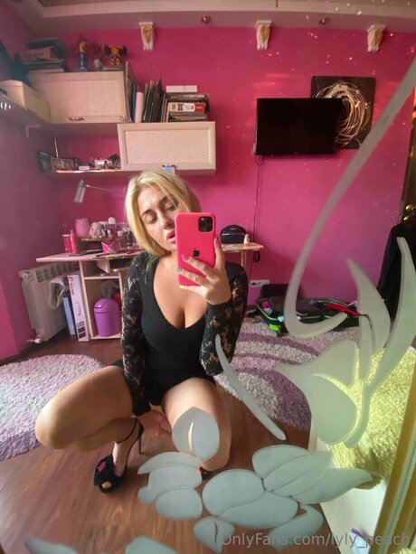 Nahá fotka uniklých OnlyFans od Lyly Peach
