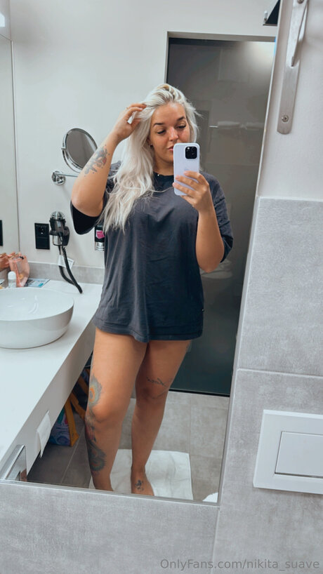 Naakte gelekte OnlyFans-foto van Nikita Suave