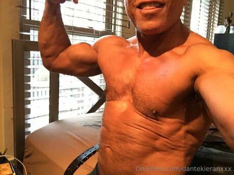 Naken läckt OnlyFans-bild av Dantekieranxxx